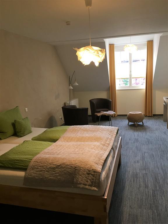 Hotel Alter Winzerhof Weisenheim Am Berg E.K. Exterior foto
