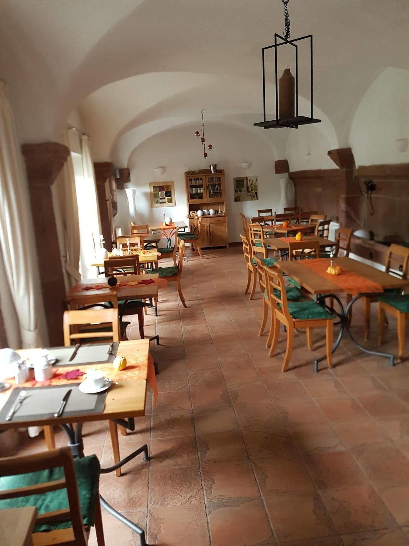 Hotel Alter Winzerhof Weisenheim Am Berg E.K. Exterior foto